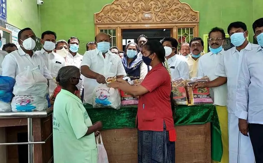 Pandian MLA provides corona relief assistance to cleaning staff ...