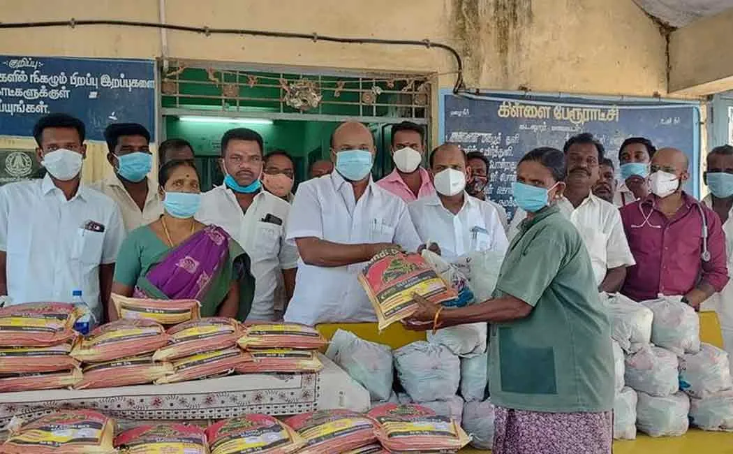 MLA Pandian  provides rice and vegetable package to cleaning staff 