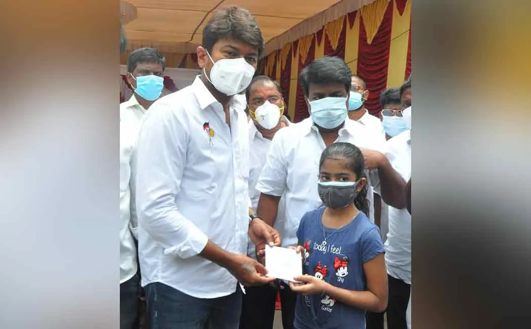 The girl who gave her savings ..!