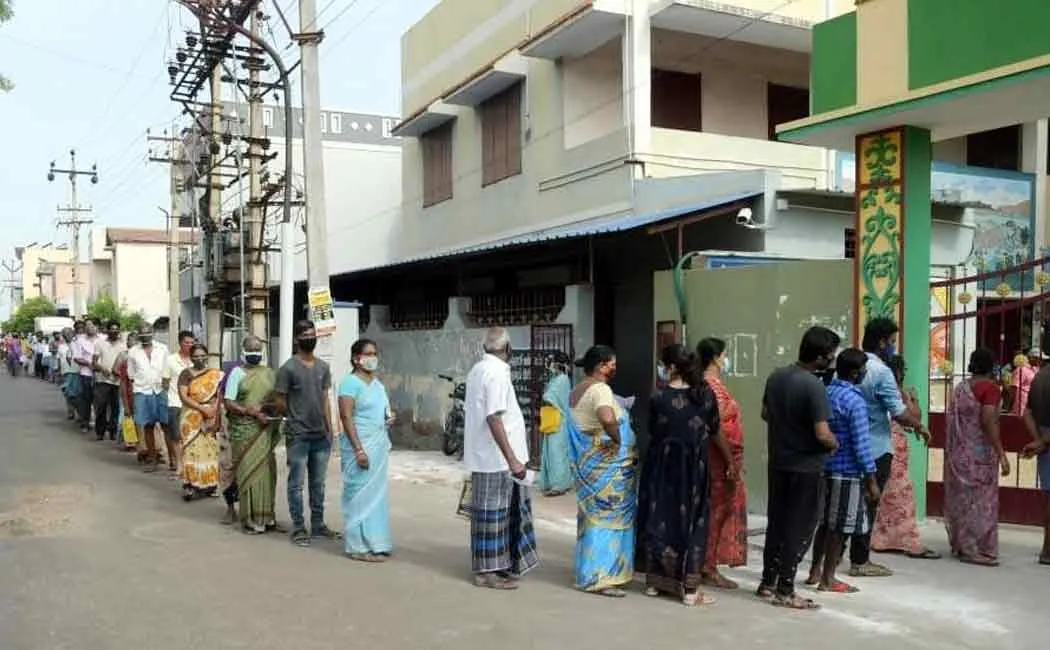 Two kilometers of people queuing to be vaccinated ...!