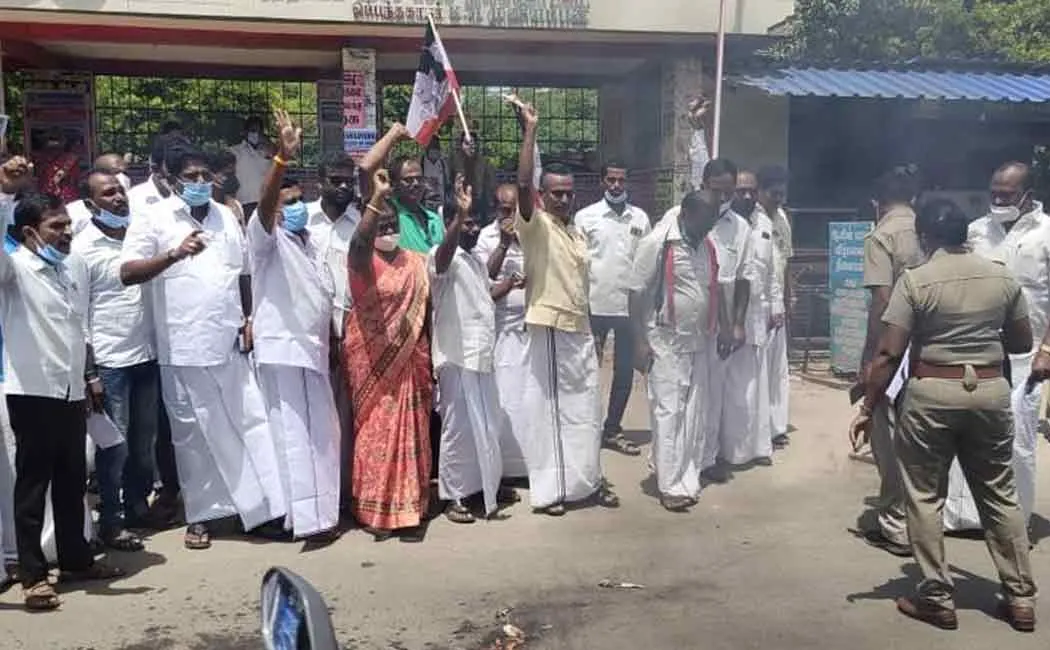 AMMK people condolence for former minister natham viswanathan 