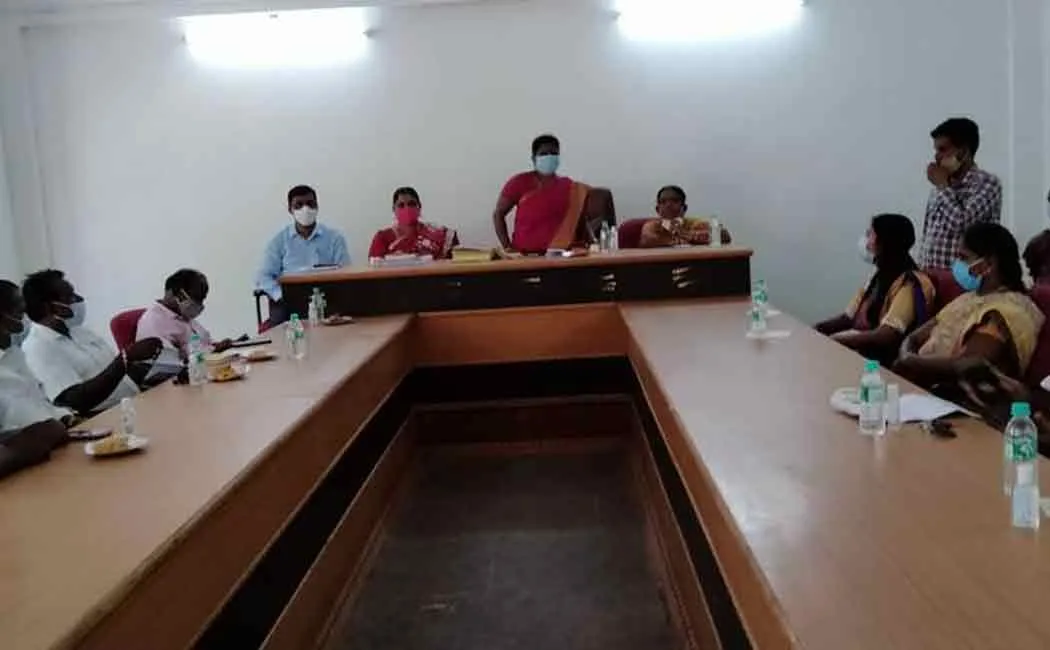 Excitement as PMK support councilor sits in DMK row ..!