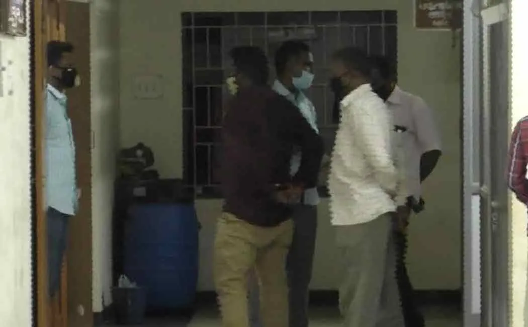 Officer who received bribe as pants and shirts ... Anti-corruption department raids