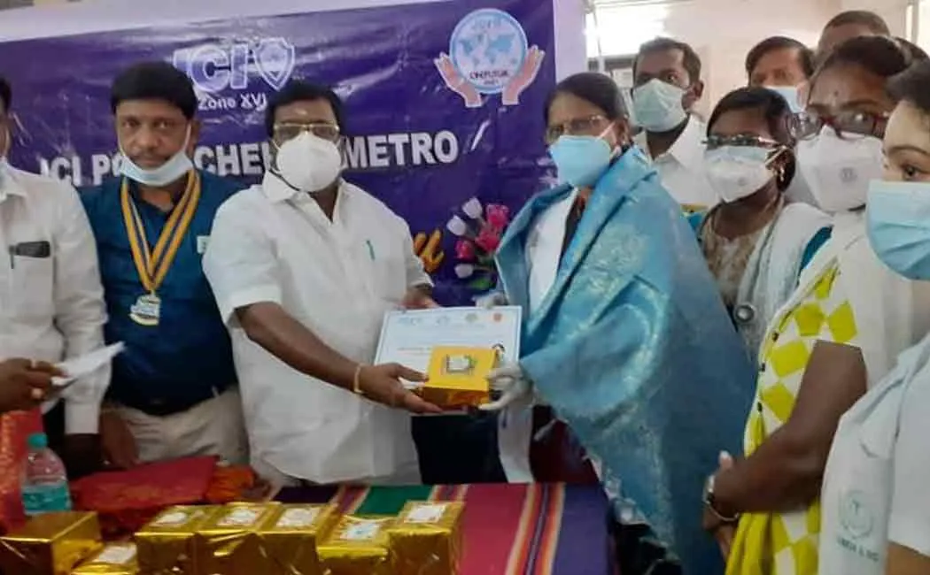 The Chief Minister of Pondicherry should announce as announced by the Chief Minister of Tamil Nadu 