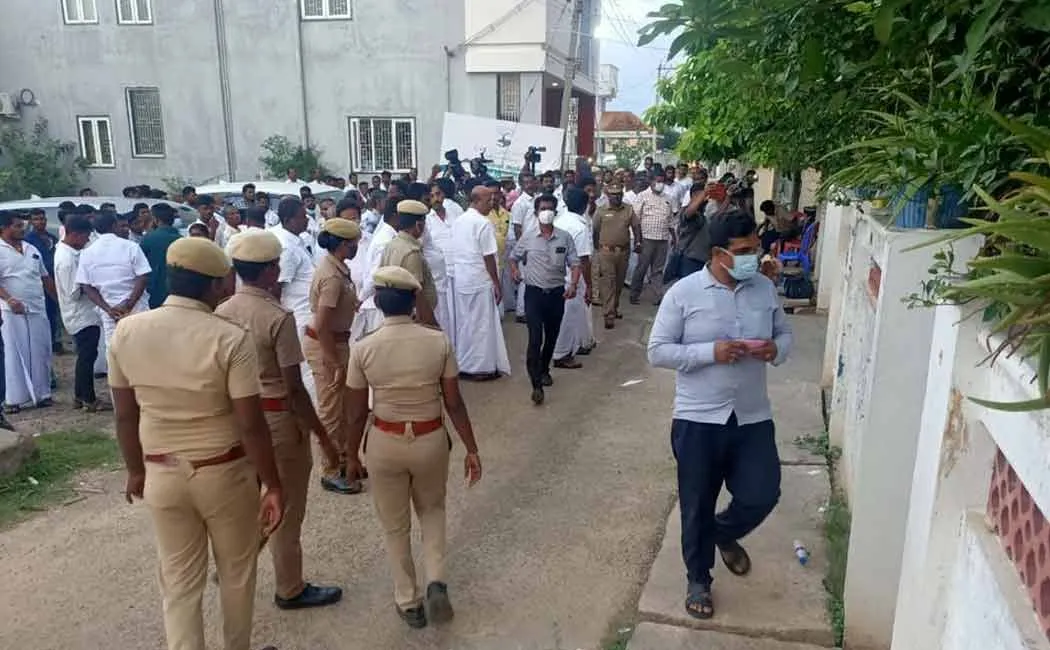 Crowds gathered at Vijayabaskar's house! Plan to call extra guards!