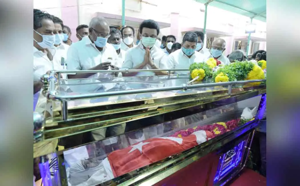 Former MLA Chief Minister paid personal tribute to Nanmaran's body ..