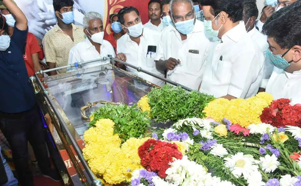 Chief Minister paid tribute to the late Nanmaran in person!