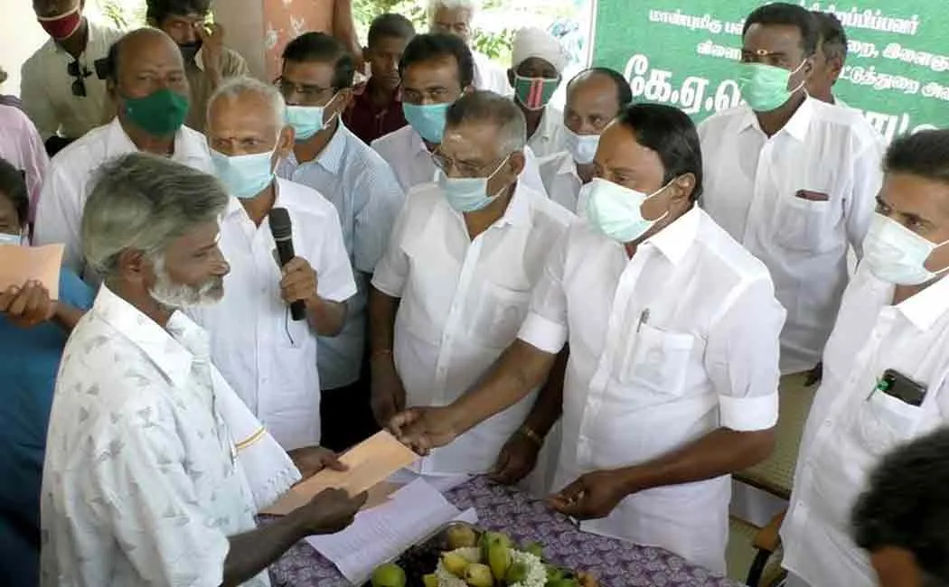Minister Senkottayan met reporters at Gobichettipalayam