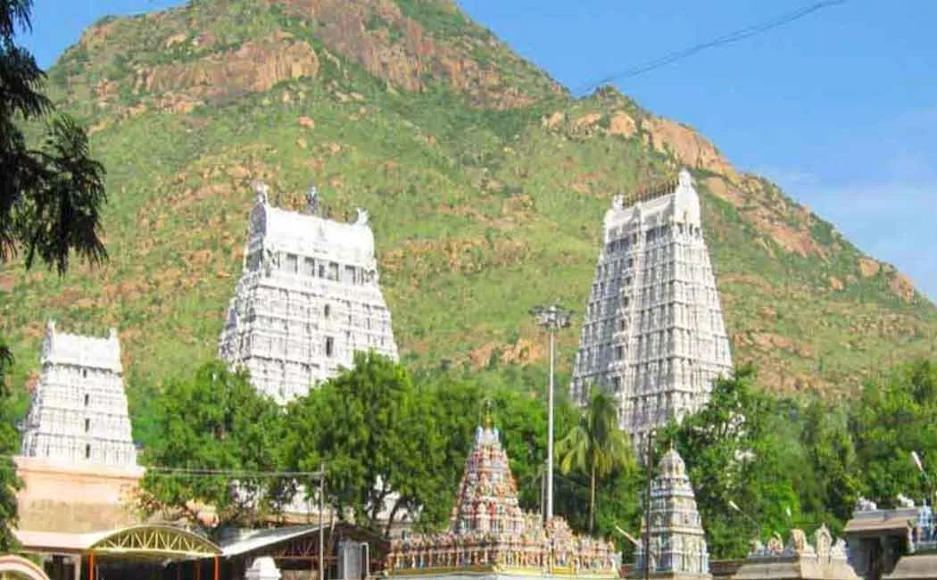 Police concentrated inside the temple ..! Dissatisfied people