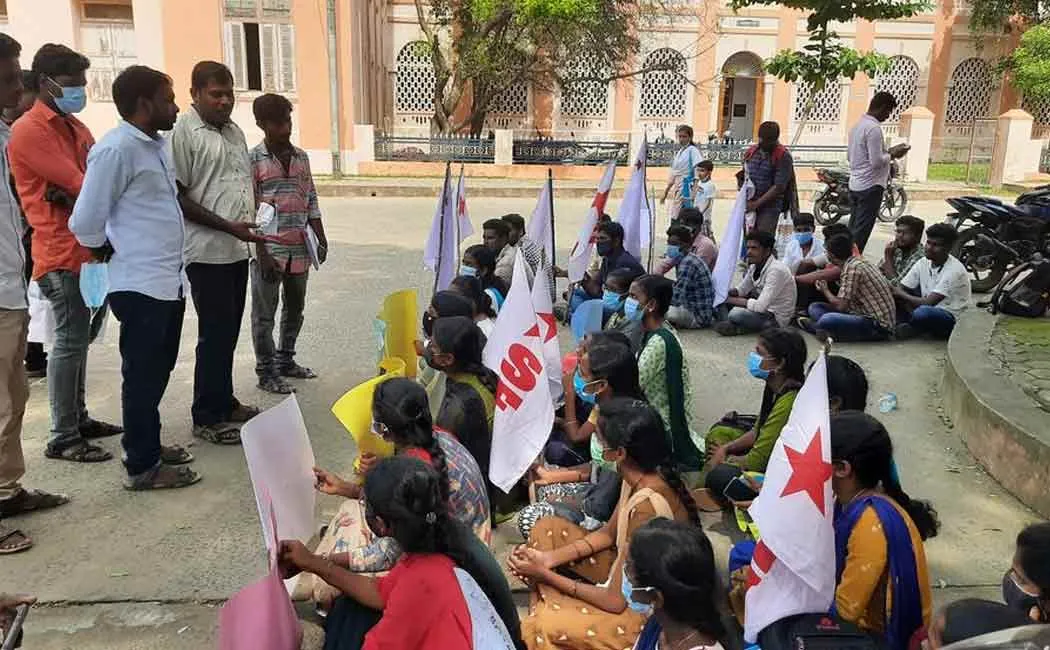 Annamalai University students struggle to call for certificate verification!
