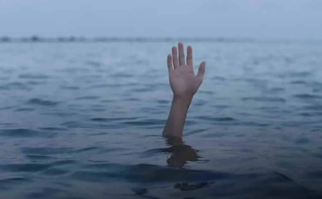 The young girl who jumped in the river and staggered  