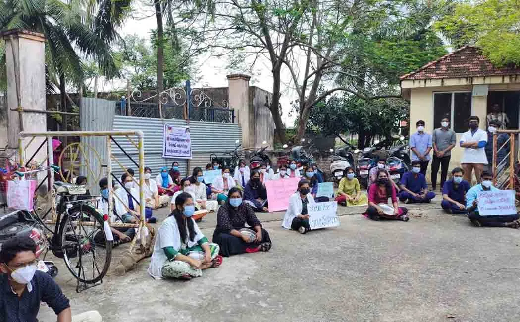 Practitioners in Chidambaram carry a plate of food and  struggle 