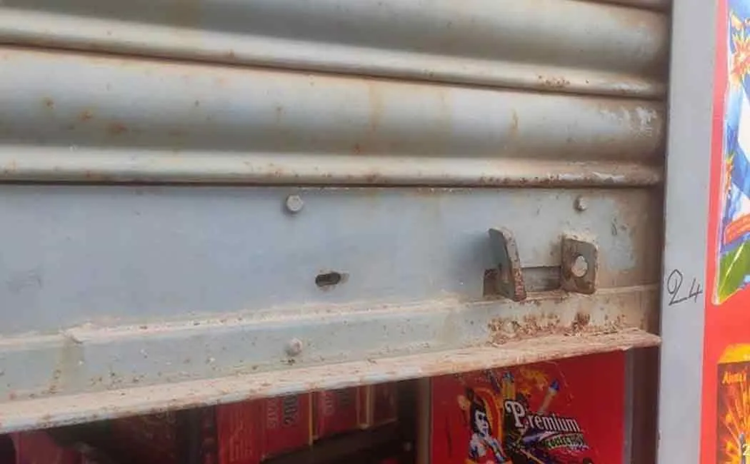 Firecracker shop robbery ... Rs 1 lakh worth of firecrackers looted!