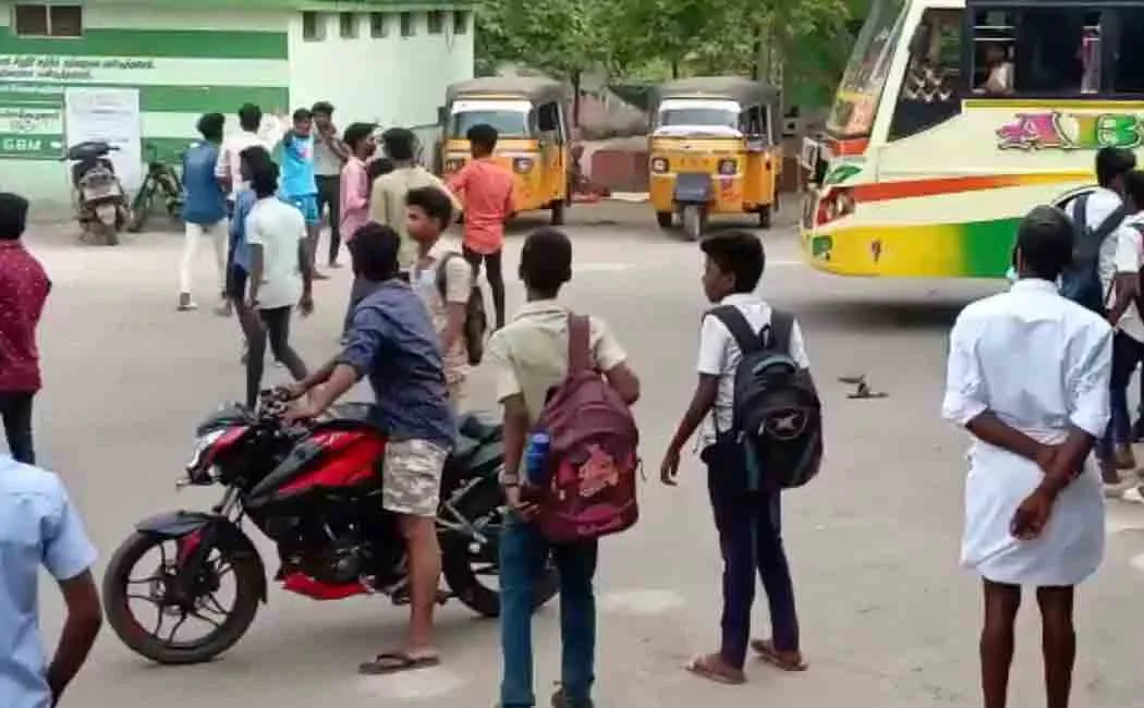 Students clash at Mannargudi Government College!