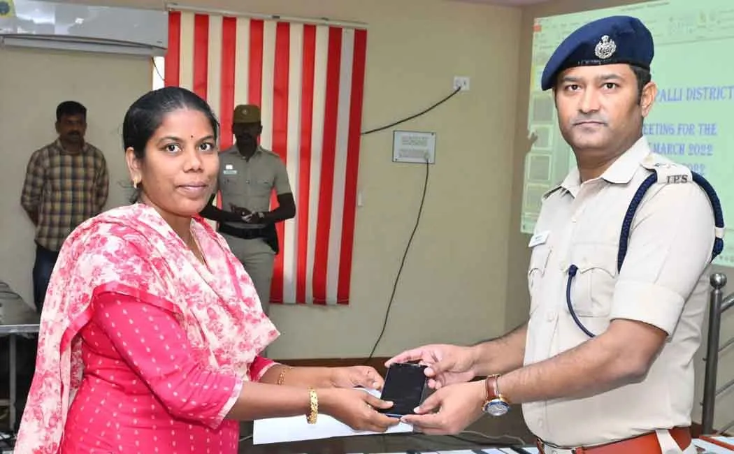 Stolen cell phones handed back to the public!