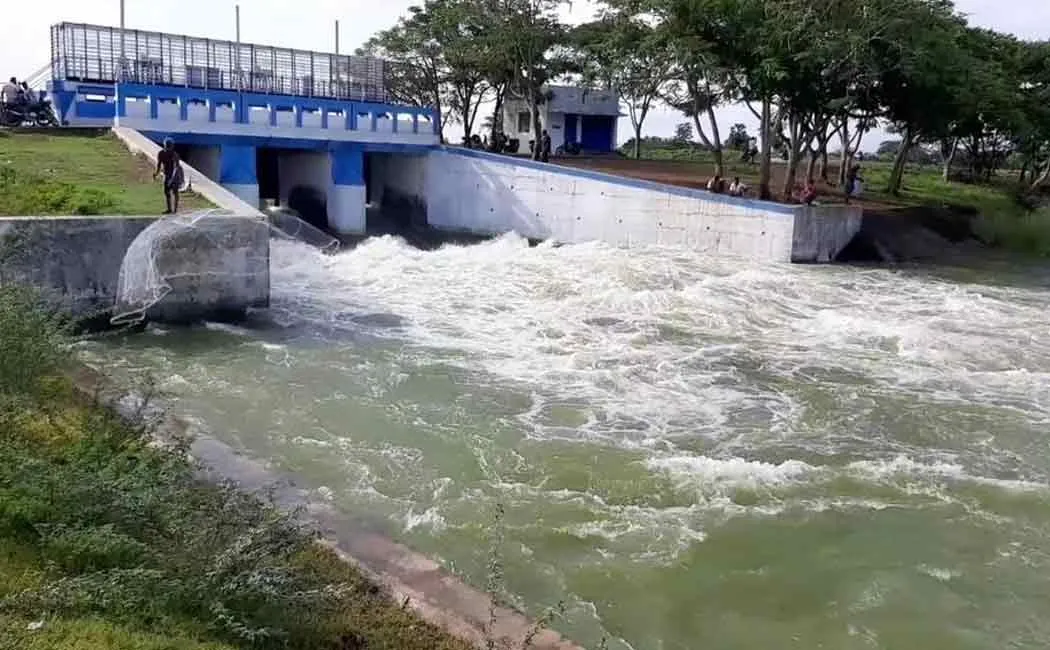 veeranam river overflow water draining from dam