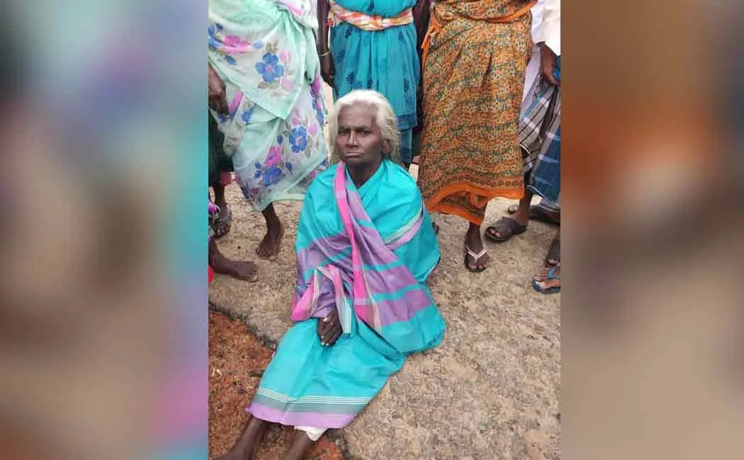 puthukottai keeramangalam old lady fell down in river... youngsters recover her with live