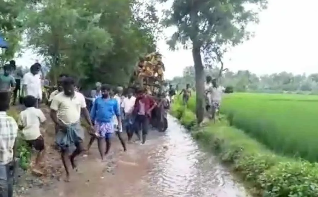 cidambaram vadakudi village people requesting to make way to cremation ground 