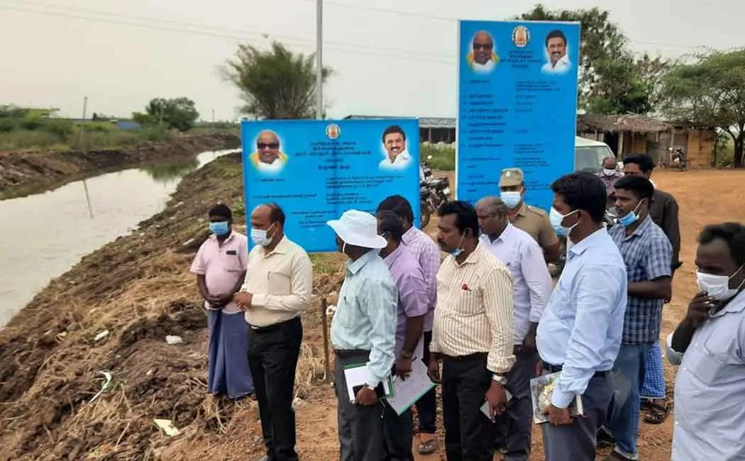Collector who inspected the work of clearing the canal!
