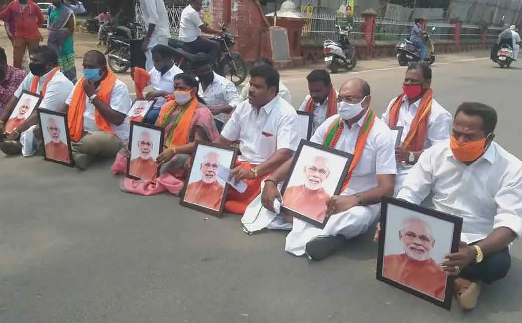 BJP workers block road demanding PM's picture in state government offices ...!