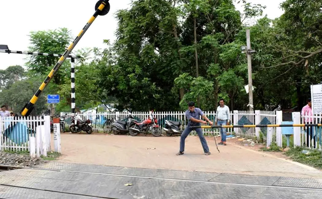 The car of the robbers who broke the railway gate like a cinema!