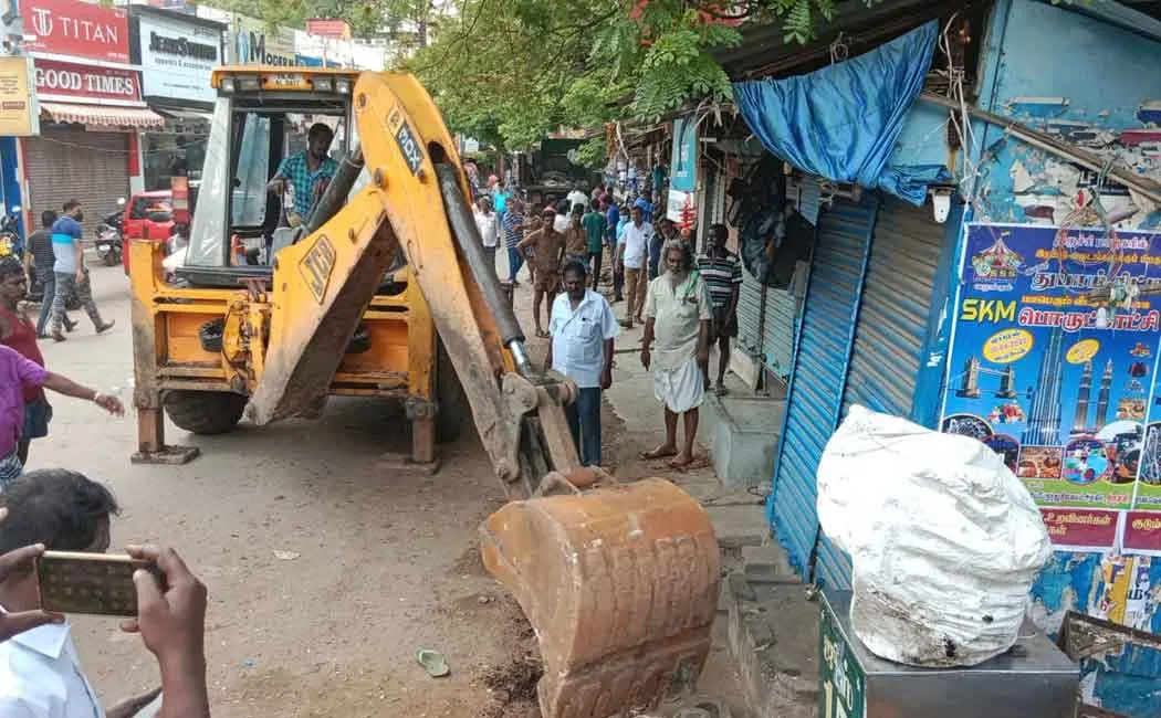 Authorities remove occupants in Trichy!