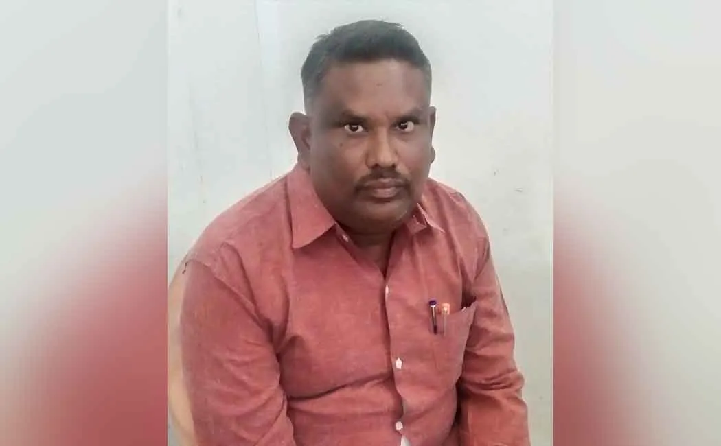 Clerk caught on bribe case 
