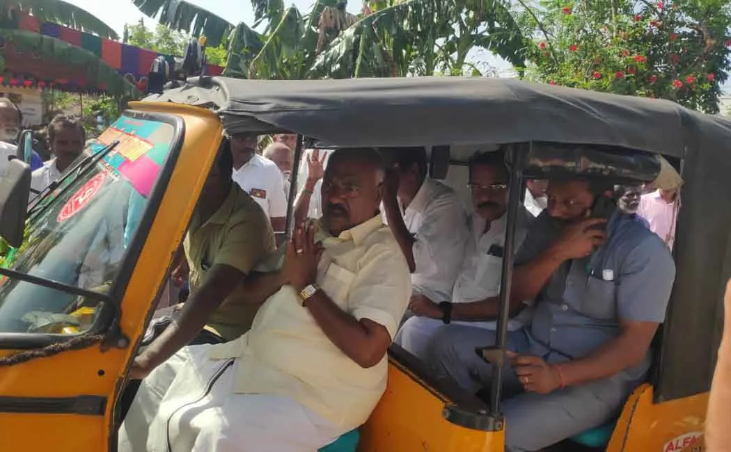Minister Genji Masthan travel on auto 