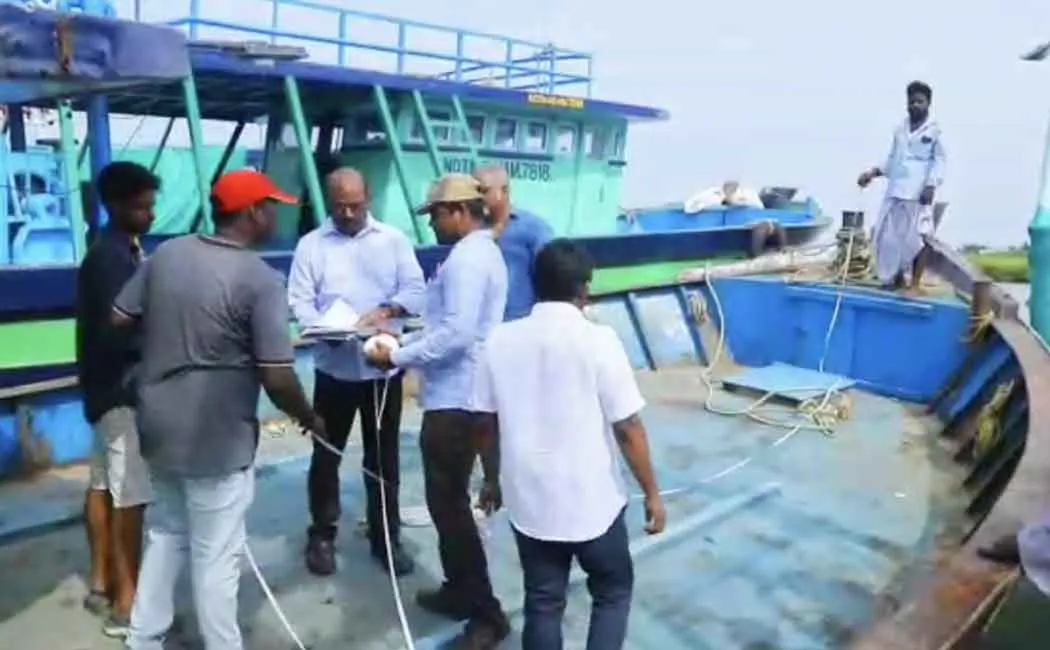 Fisheries officials inspecting boats 
