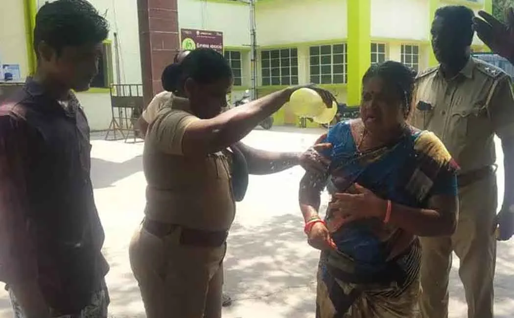 Threatening to the nutrition female employee!  struggle collector's office!