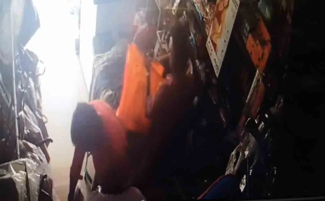 Young people who pretended to be customers and stole money!