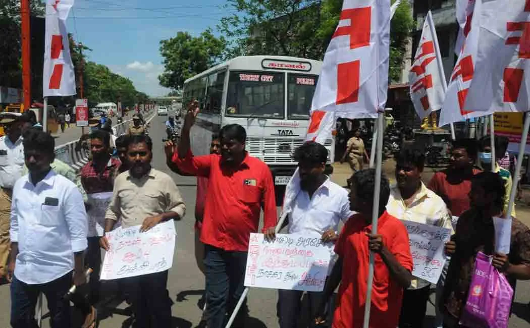  'Agnipath' issue Youths who tried to block the train!