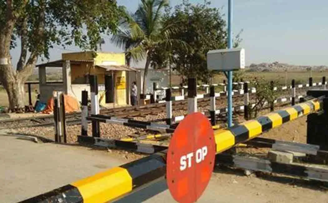 Closed Railway Gate! Traffic jam due to not being able to open!