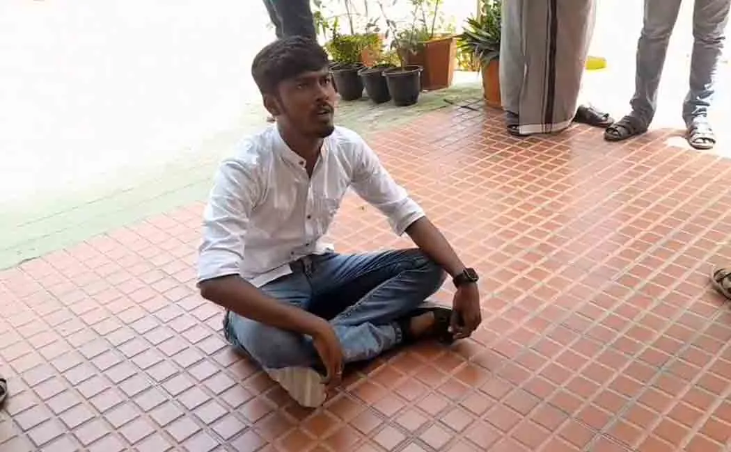Couple who came for protection in karur police station 