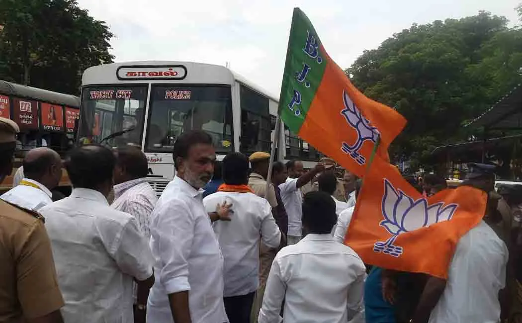 BJP tries to block Minister Anbil Mahesh's office!