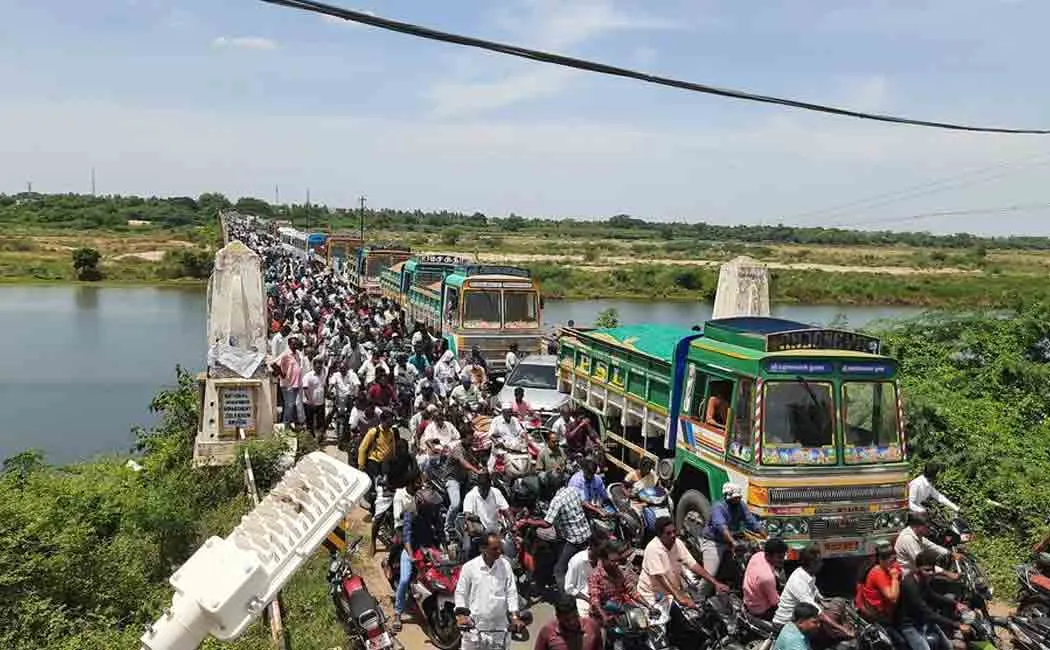 People struggle to get road 