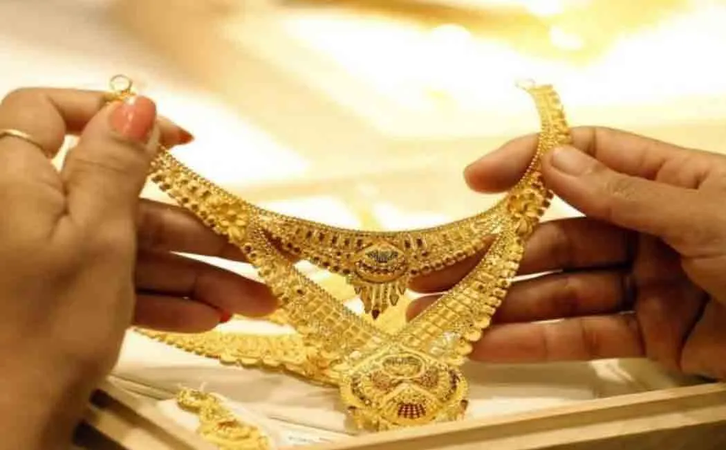 Female employee steals  jewelry from a jewelry shop!