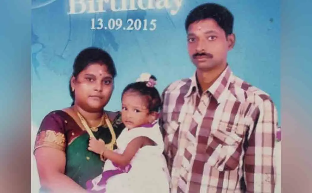 Auto driver passed away with his family 