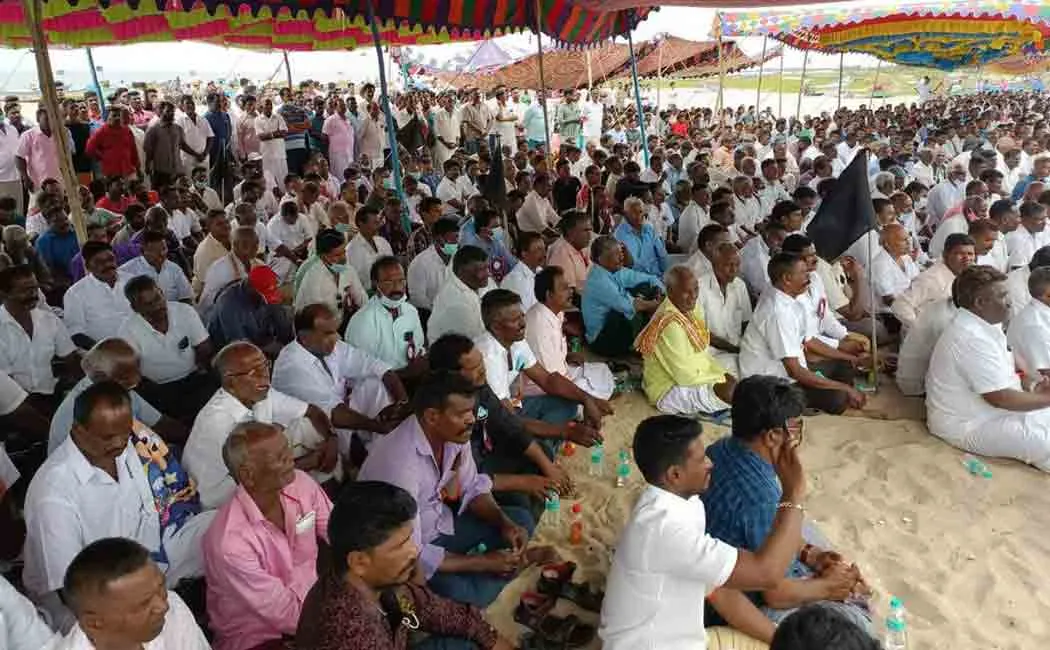 2,000 fishermen are struggle against the fishing net!