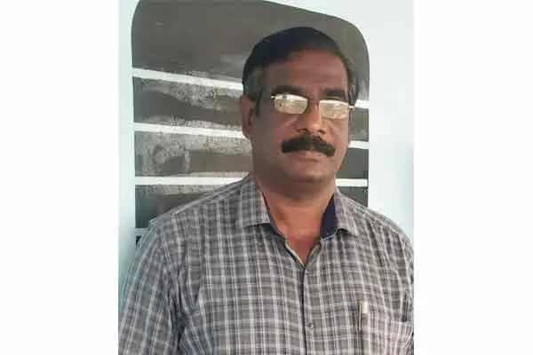 Puthukottai government school head master and teacher painted class room like train 