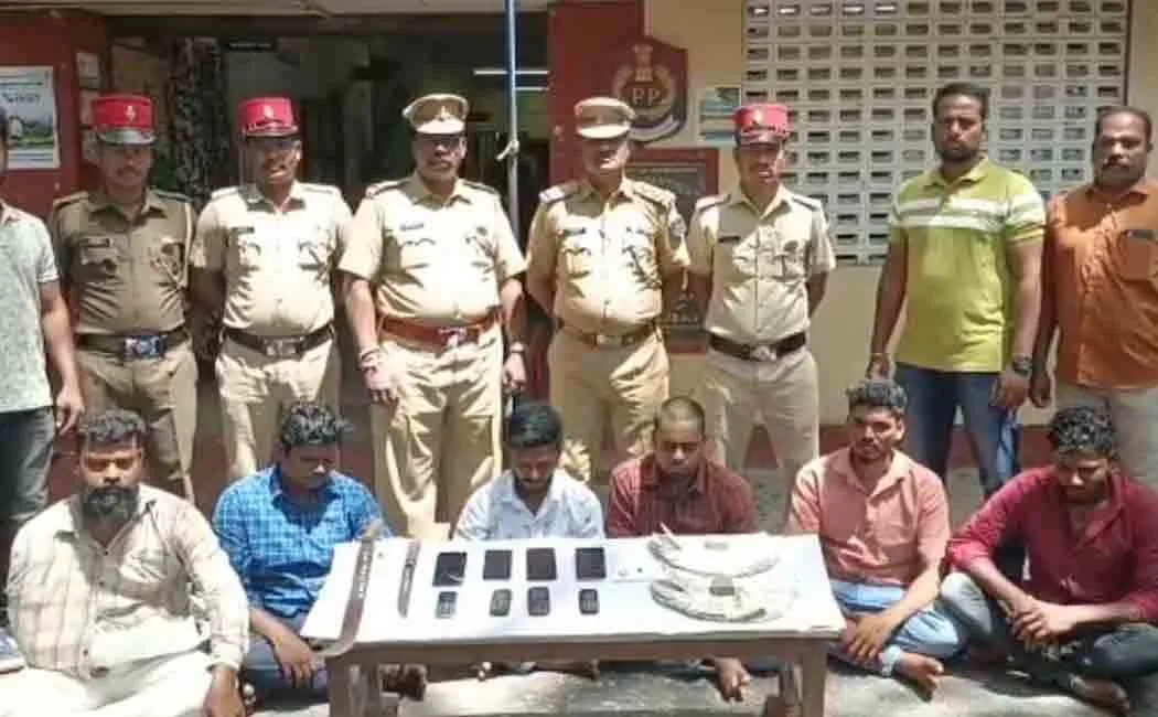 Six people arrested for extorting car money from Siddha doctor!