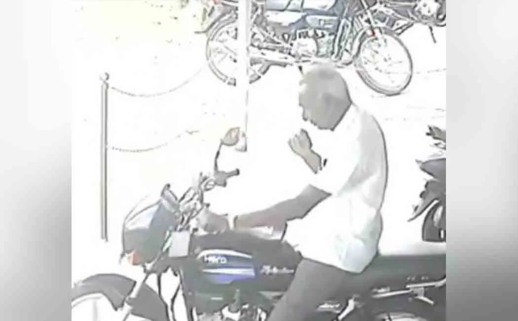 Old man who stole two wheeler from shop 