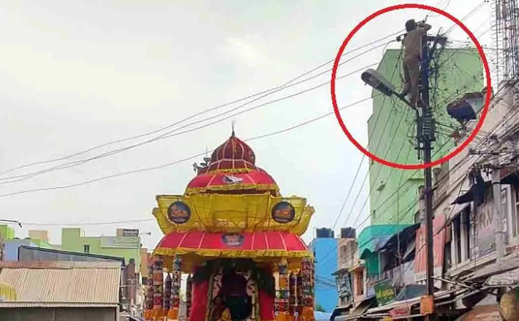 Electrical workers strike! Chariot standing in the middle of the road!