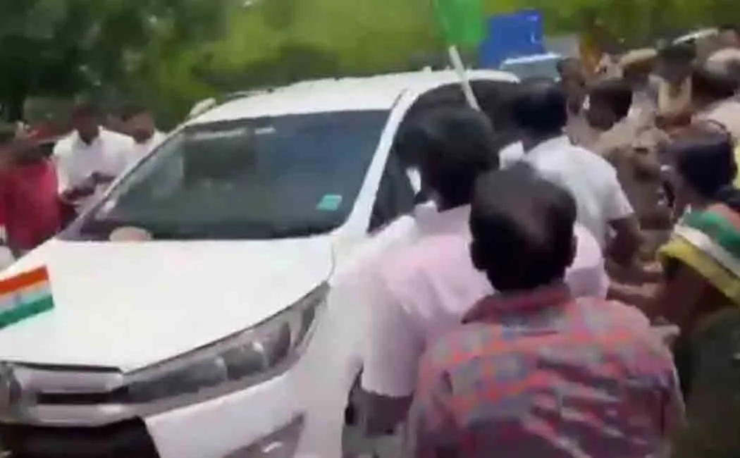 Tamil Nadu Finance Minister's car blocked and hit by BJP!
