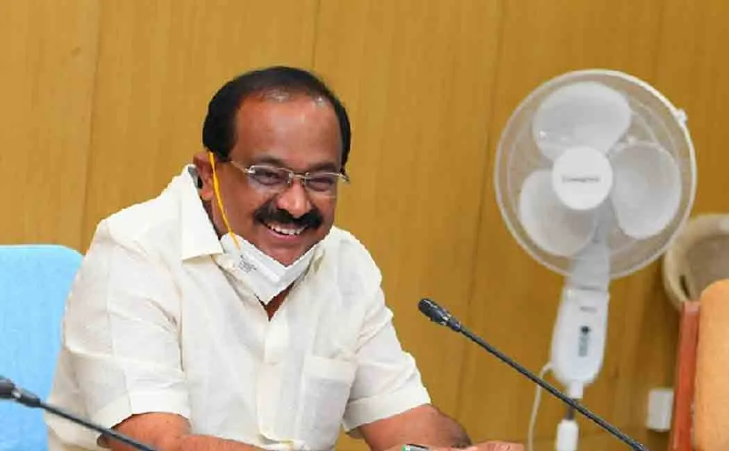 Minister Chakrapani himself accepts the tuition fee of students joining Dindigul Government College!
