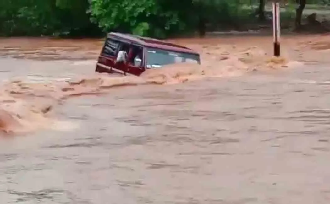 Travel despite the police warning! A car caught in a wild flood