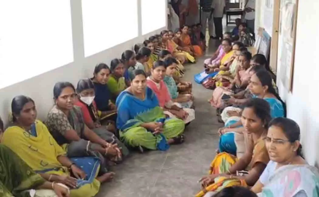 Dharna of employees in the primary education office complex!