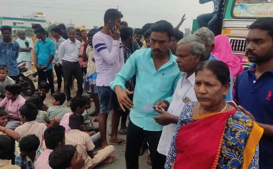 students demanding construction of tunnel near Chidambaram