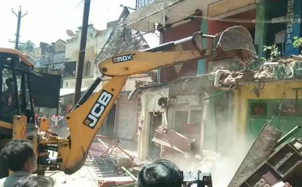 Officials came to remove the encroachment!