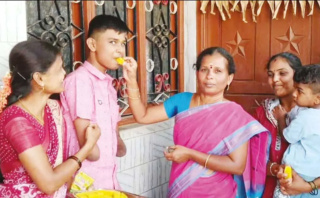   student has scored 437 out of 500 in class 10 general examination without two hands.